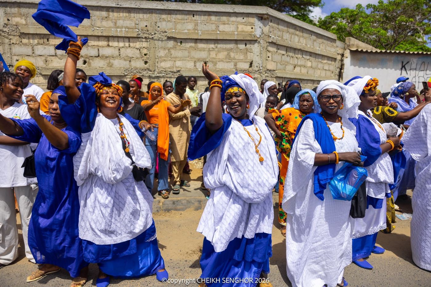 Les femmes en tenue d'apparat sur le parcours