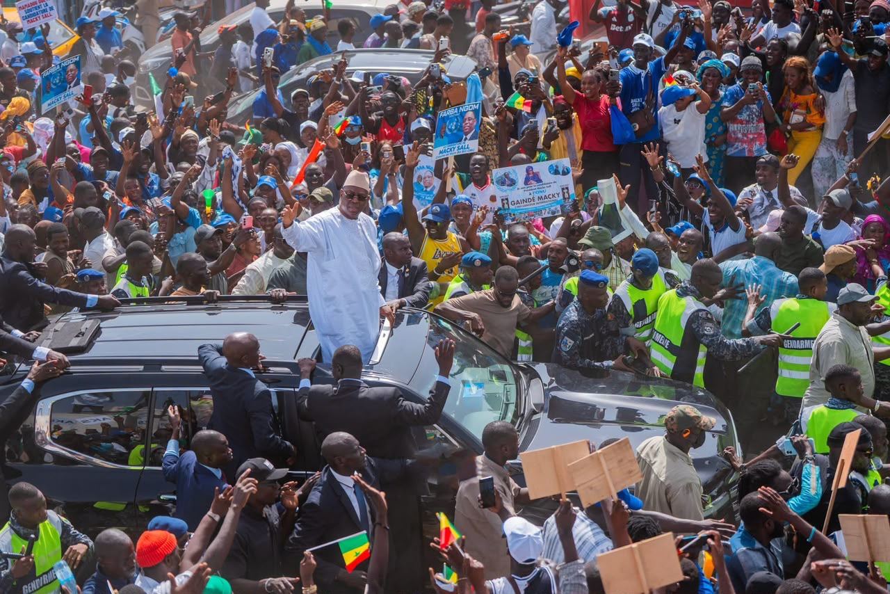 Le cortège au milieu de la foule