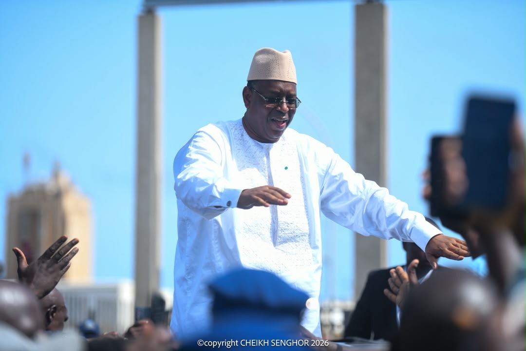 Le Président Macky Sall salue la foule
