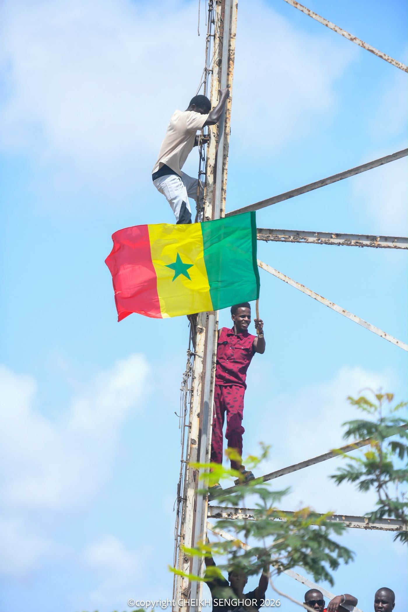 Un drapeau sénégalais hissé au sommet d'un pylône