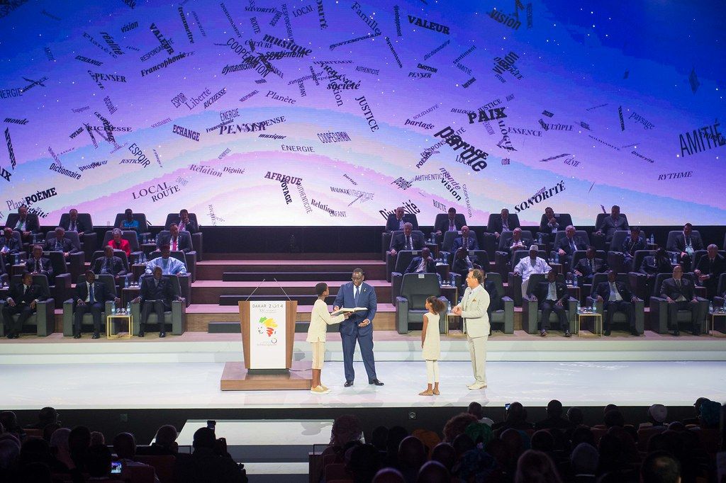 Macky Sall avec des enfants lors d'un événement de la Francophonie