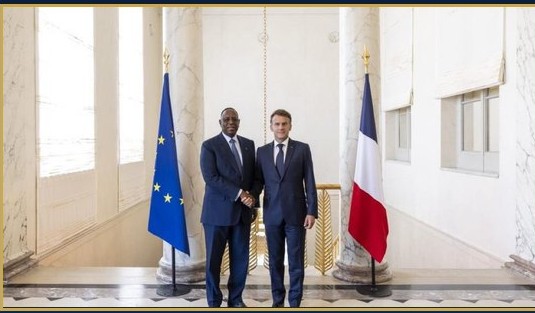 Le Président Macky Sall avec le Président Emmanuel Macron à Paris
