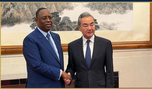 Le Président Macky Sall avec le ministre chinois Wang Yi à Beijing